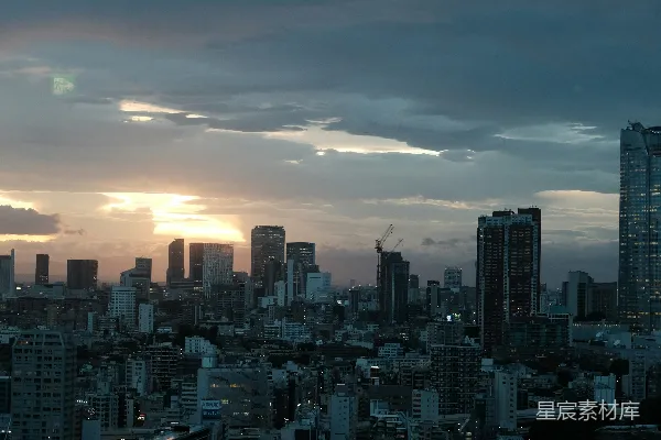 高清摄影 夕阳西下时，从一座高楼俯瞰城市景色。