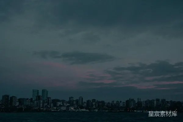 高清摄影 白天灰云下的城市天际线