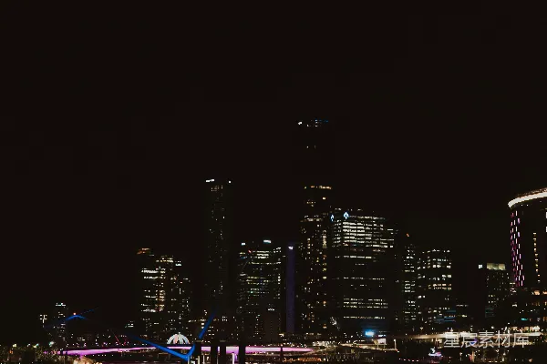 高清摄影 城市夜景灯火辉煌，倒映在水面上。