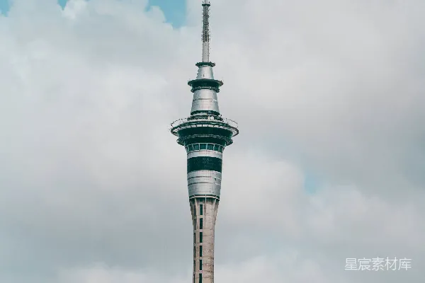 高清摄影 白天，在白色云朵映衬下的一座灰色混凝土塔楼