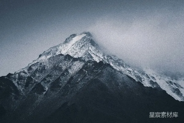 山顶一片雪白，天空阴沉。