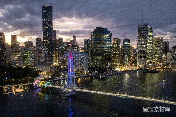 高清摄影 黄昏时分灯火辉煌的城市天际线与桥梁