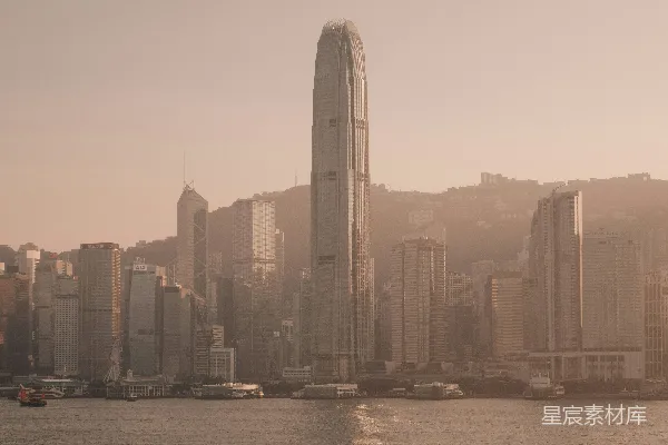 背景中有座城市的大型水域