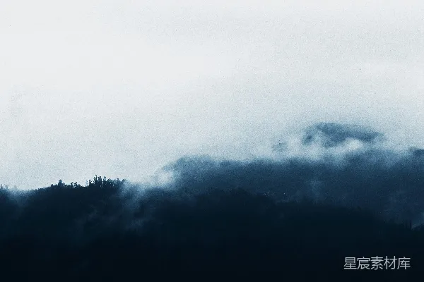 雾蒙蒙的山侧