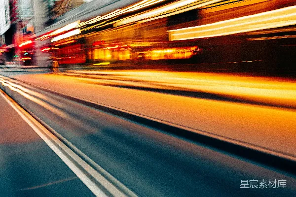 高清摄影 一张夜晚的城市街道模糊照片