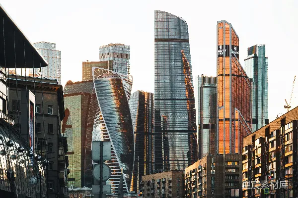 高清摄影 一座城市街道，两旁是许多高大的建筑物。