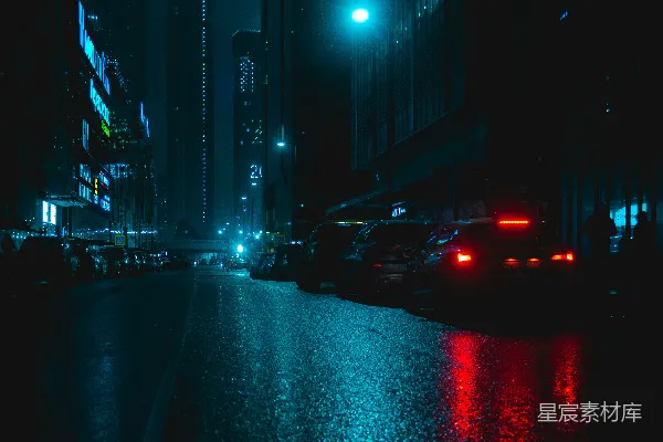 高清摄影 夜晚的一条城市街道，路边停着汽车。