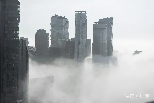 高清摄影 雾中的城市，背景是摩天大楼。