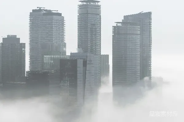 高清摄影 雾中的城市，背景是摩天大楼。