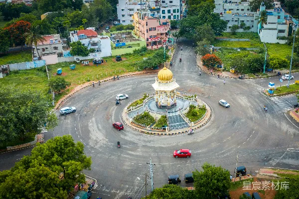 高清摄影 一座城市鸟瞰图，带有钟楼