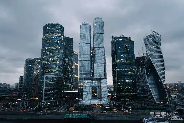 高清摄影 夜晚从水的另一边看城市景色