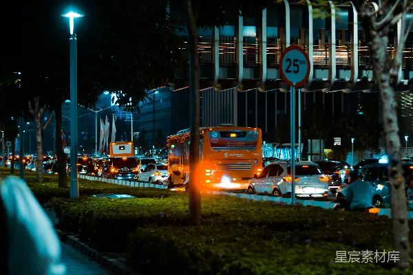 高清摄影 一条夜晚繁忙的街道，车流不息。