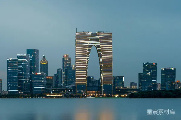高清摄影 城市天际线，高楼林立，旁边有一片水域。