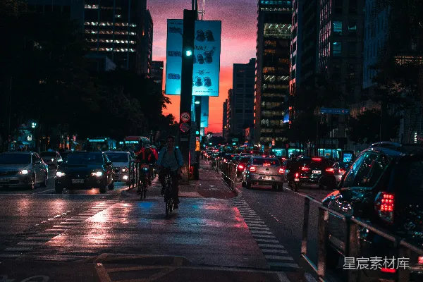 高清摄影 夜间行人走在人行道上