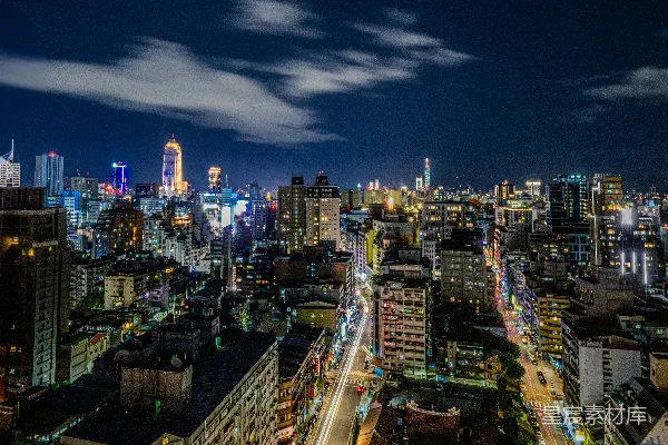 高清摄影 夜晚色彩斑斓的城市天际线，灯光璀璨的建筑物和光轨飞驰。