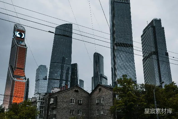 高清摄影 一座高大的钟楼矗立在城市之上。