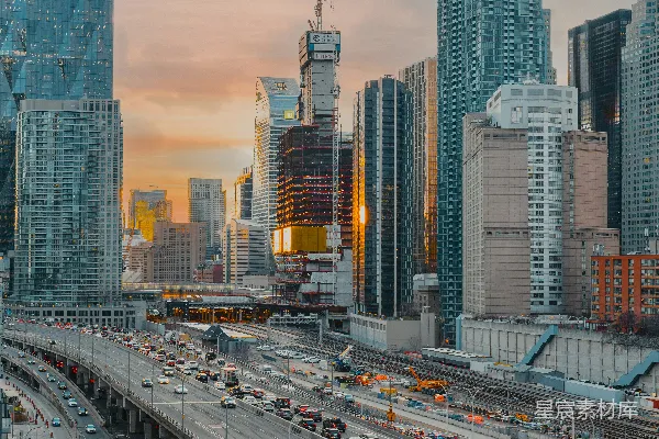 高清摄影 一条公路上有好几辆车。