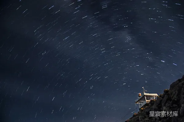 山居小屋旁的星光轨迹
