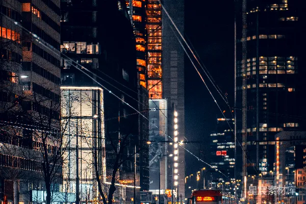 高清摄影 一个夜晚的街道上挤满了车流。