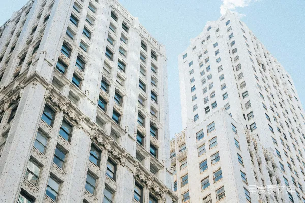 高清摄影 几栋高大的建筑物并排矗立。