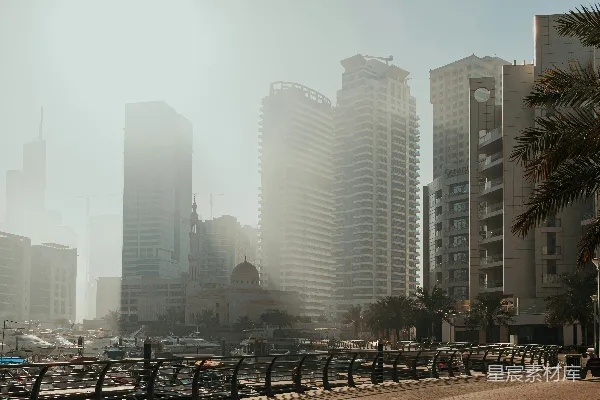 高清摄影 一排排的长椅坐在城市街道旁边