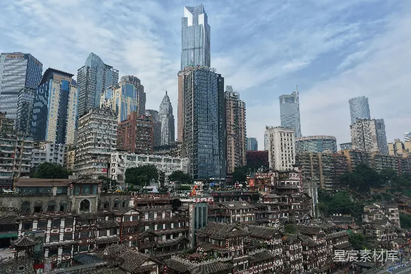 高清摄影 现代摩天大楼高耸在繁忙城市的传统建筑之上。
