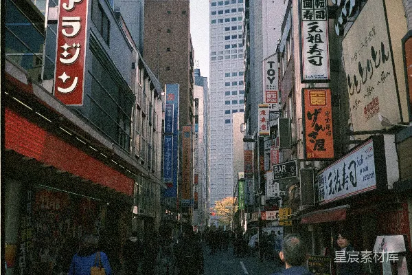 高清摄影 一个男人在高楼大厦旁的街道上行走。