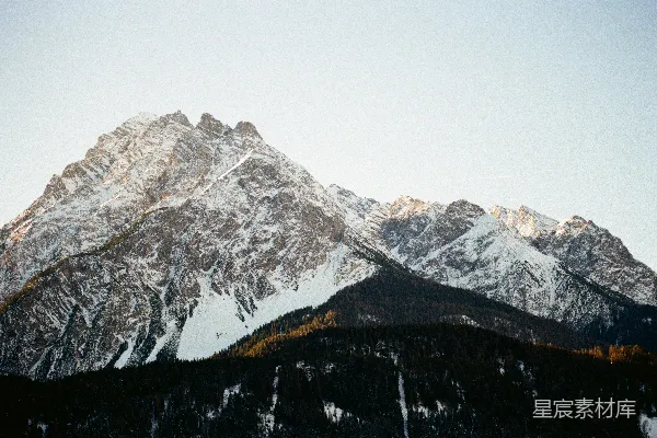 一幅山峦的雪景图