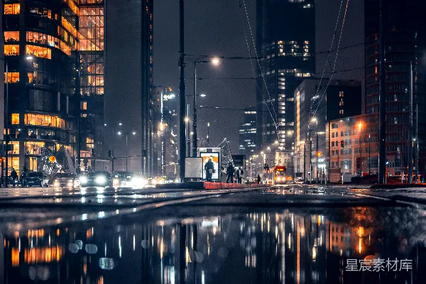高清摄影 夜晚的城市，灯火辉煌，倒映在水中。