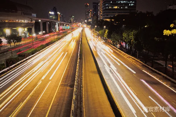 高清摄影 一条夜间车流繁忙的城市街道