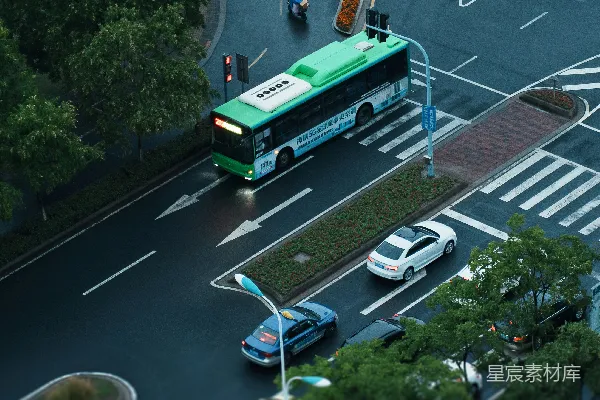 高清摄影 一辆绿色和白色的公交车正在街道上行驶。