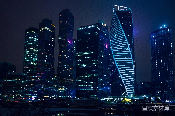 高清摄影 一座夜晚的城市里非常高的大楼