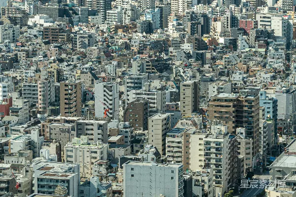 高清摄影 一座山后有城市的城市