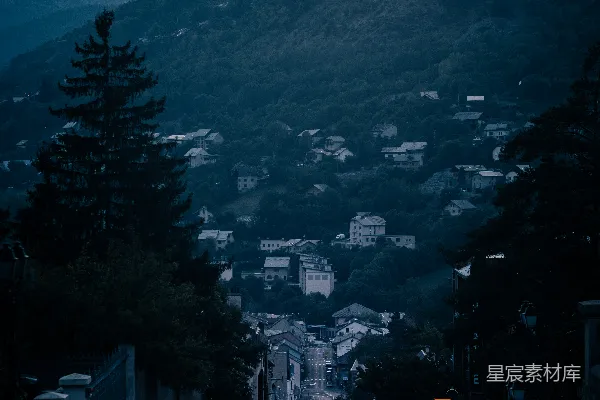 高清摄影 一辆汽车在街道上行驶，背景中有一座山。