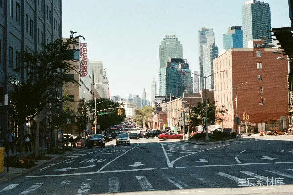 高清摄影 城市街道，背景中有高大的建筑物和行驶的汽车。