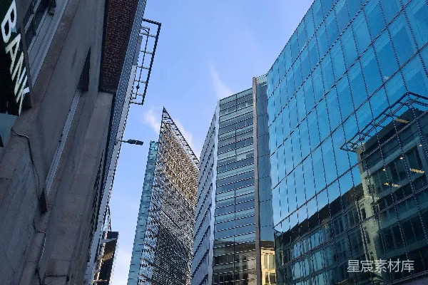 高清摄影 一排高大的建筑物并排坐落在一起。
