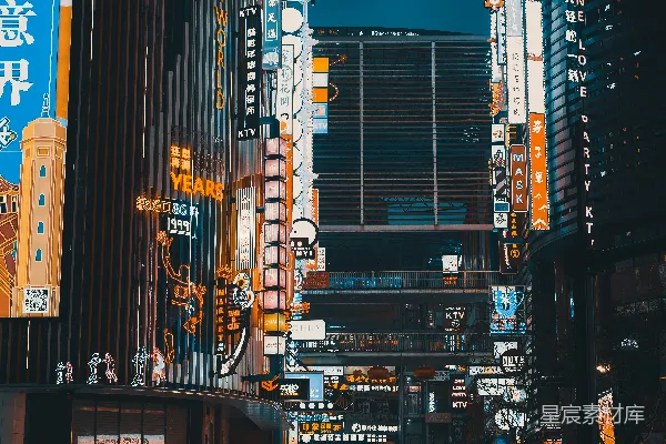 高清摄影 夜晚繁忙的市街，高大的建筑物林立。