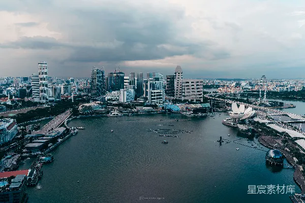 高清摄影 一片广阔的水域，背景中有一座城市。