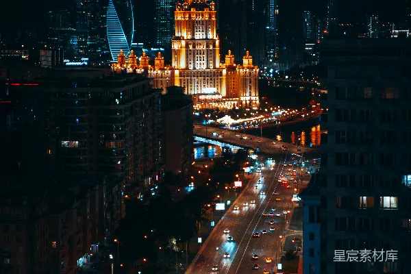 高清摄影 夜晚灯火辉煌的城市，车流不息。