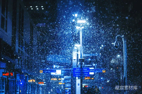 高清摄影 黑色金属台灯在夜晚的街道上