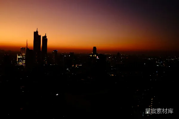 高清摄影 黄昏时分的城市天际线，灯火辉煌。
