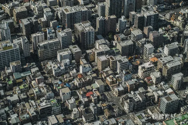 高清摄影 密集的城市景观，有建筑物和桥梁。