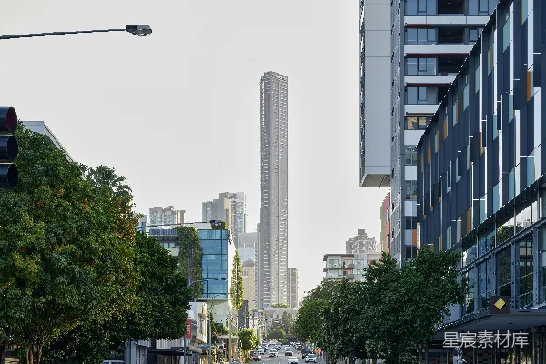高清摄影 一条城市街道，两旁有高楼大厦和一个交通灯。