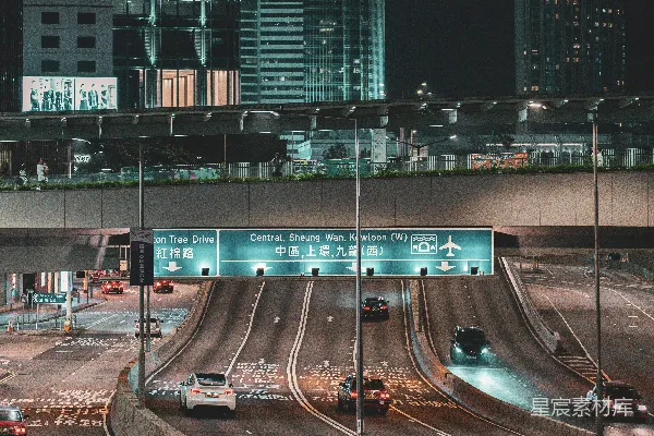 高清摄影 一条高速公路上有很多车辆在行驶
