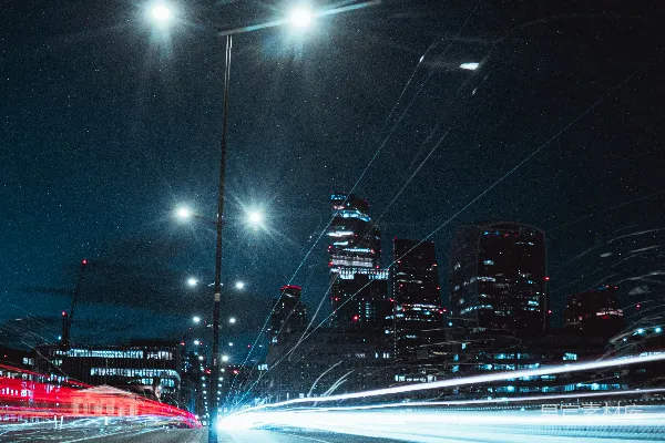 高清摄影 城市的灯光在黑夜中划过一条黑暗的道路。