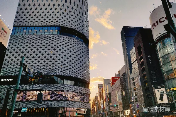 高清摄影 白天高大建筑物附近的道路上的汽车