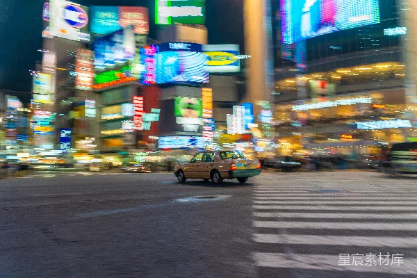 高清摄影 一辆出租车在夜晚的城市街道上行驶。