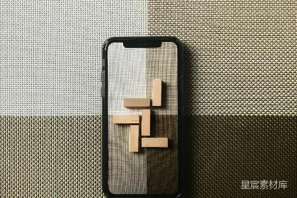 黑色iPhone保护壳搭配灰色织物