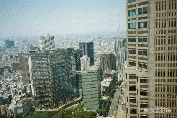 高清摄影 从一座建筑物的顶部俯瞰城市景色。