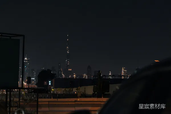 高清摄影 一辆车在夜晚街道上行驶
